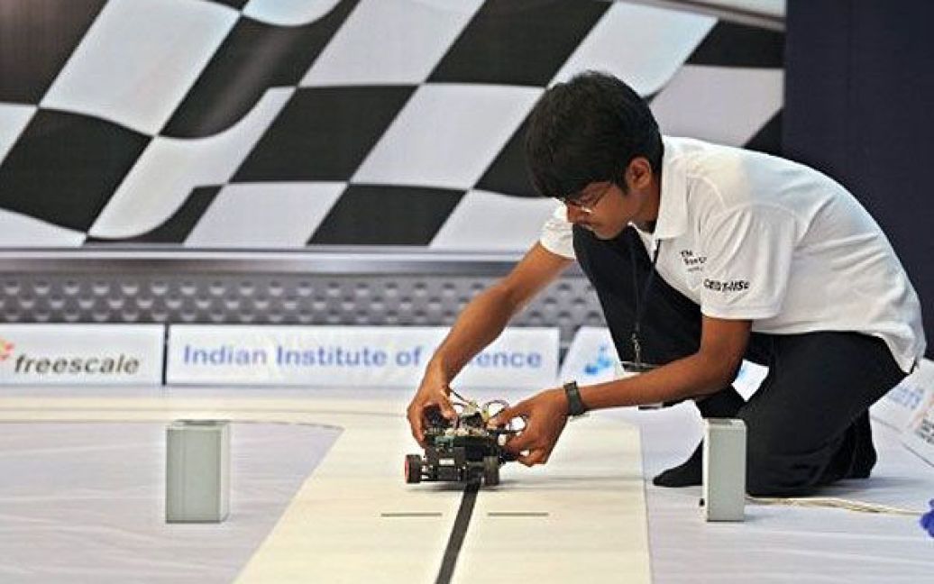 Індія, Бангалор. Індійський студент інженерного факультету демонструє свій "розумний автомобіль" перед участю в Кубку Індії 2011 Freescale. Конкурс проводять з ціллю розвинути інтерес до галузі штучного інтелекту і мікропроцесорного програмування серед молоді. / © AFP