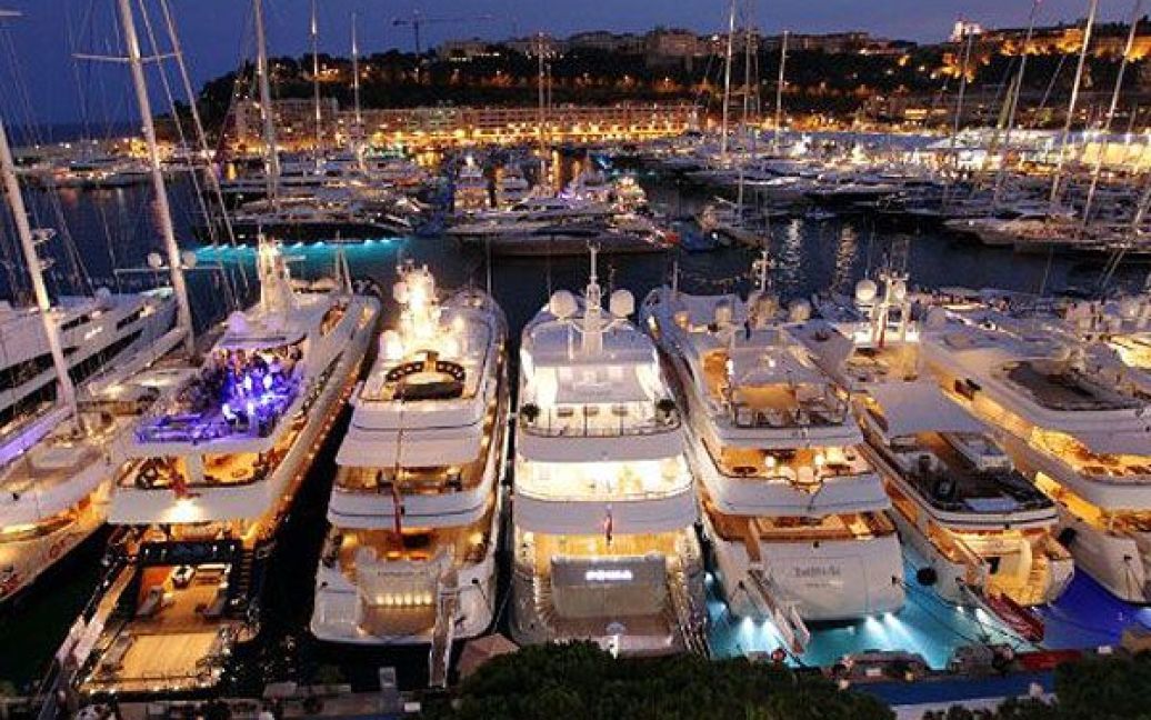 Монако. Розкішні яхти пришвартовані у порту Геркулес прибули на міжнародне яхт-шоу до Монако. На виставці яхт в Монако представлені 100 супер- і мега-яхт довжиною від 25 до 90 метрів. / © AFP