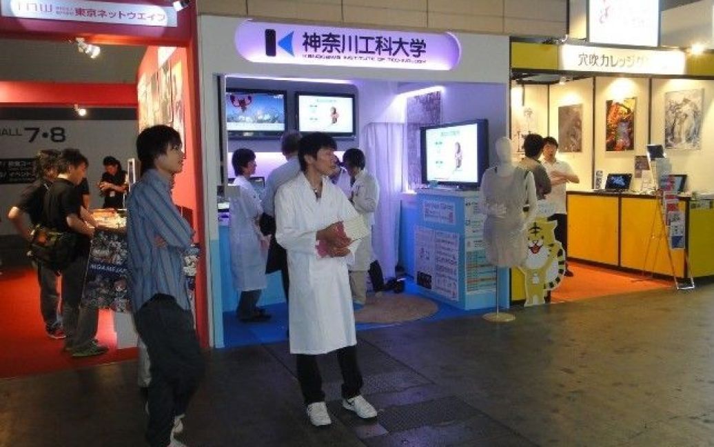 Японські винахідники створили симулятор вагітності, який на собі можуть випробувати не тільки жінки, а й чоловіки. / © DIgInfo TV