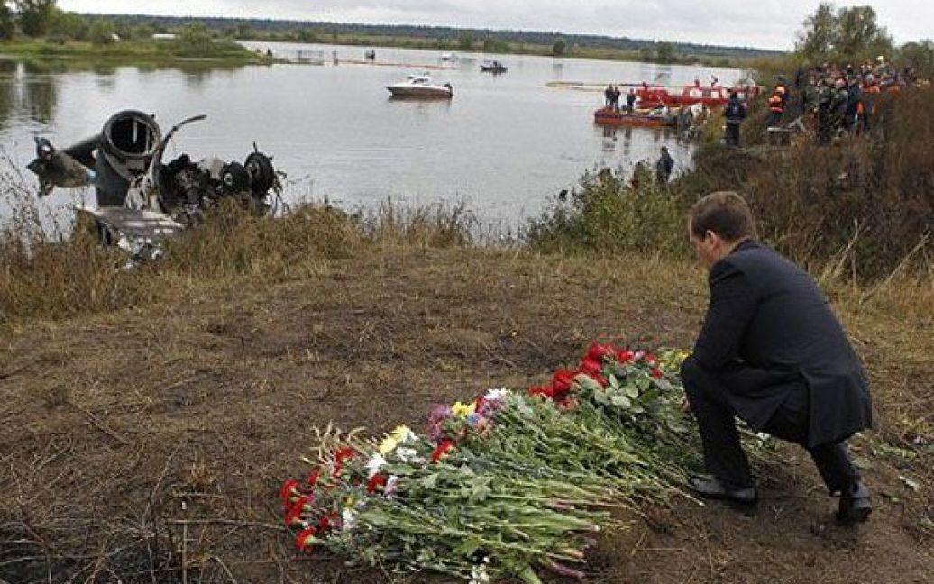 На місце падіння літака прибув президент РФ Дмитро Мєдвєдєв, який вшанував память гравців ХК "Локомотив" та поклав квіти. / © AFP
