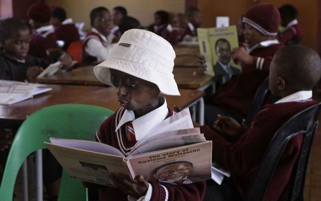 12-річна Онтламетсе Фалатсе навчається у початковій школі Лорато в Хевроні, Південна Африка. / © bigpicture.ru