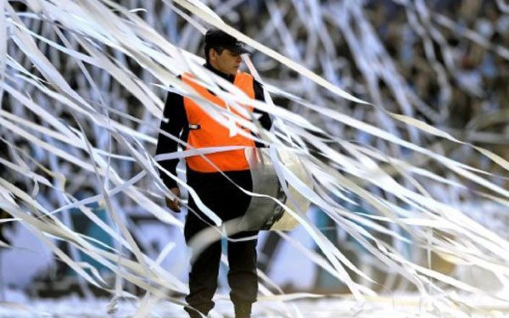 Аргентина, Авелланеда. Поліцейський стоїть серед паперових смужок, якими прихильники "Рейсінг Клаб" закидали поле під час матчу першого дивізіону між "Рейсінг Клаб" та "Індепендьєнте" на стадіоні імені президента Хуана Домінго Перона. / © AFP