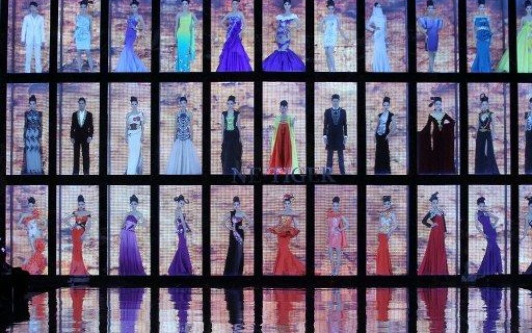 Китай, Пекін. Моделі демонструють колекцію китайського Будинку моди "NE TIger" під час показів Китайського Тижня моди в Пекіні. У 10-денному святі моди беруть участь більше 200 дизайнерів. / © AFP