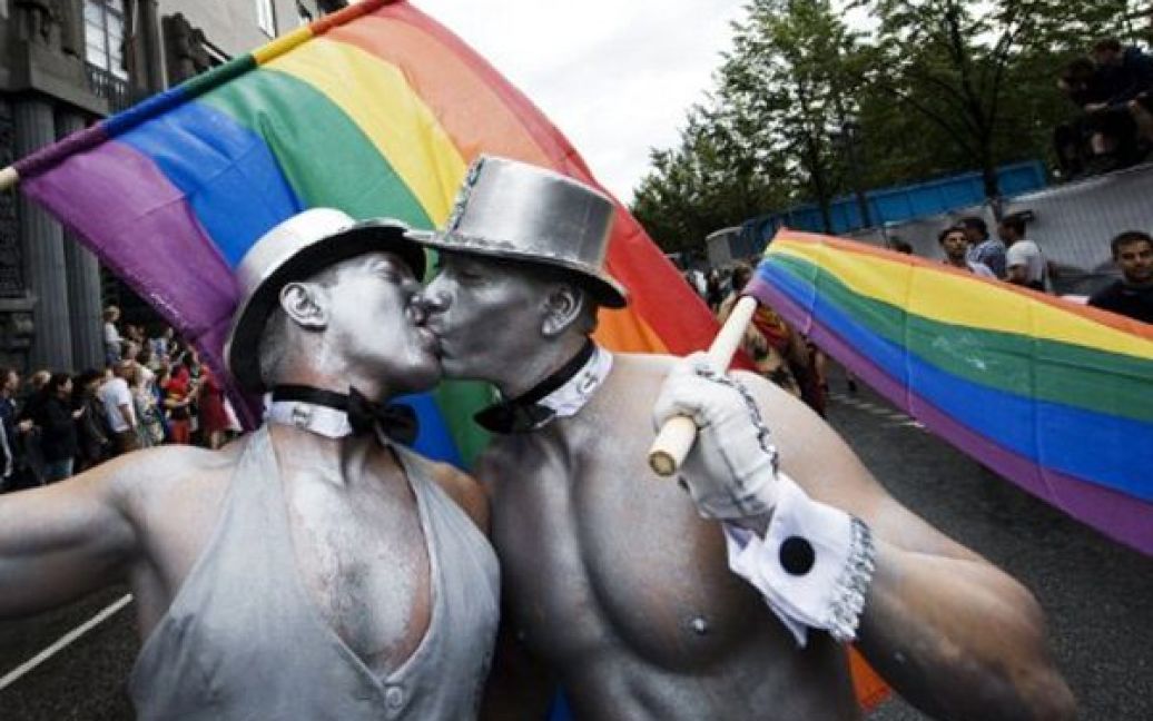Швеція, Стокгольм. Чоловіки цілуються під час щорічного Стокгольмського гей-параду. / © AFP