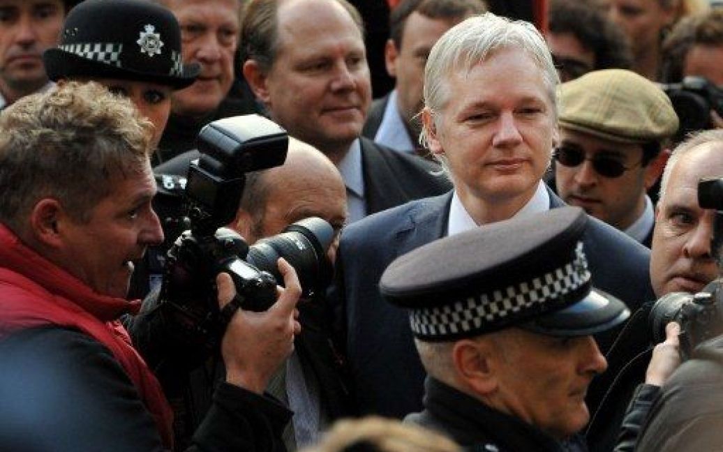 Великобританія, Лондон. Засновник WikiLeaks Джуліан Ассанж прибув до Вищого суду в Лондоні. Ассанжа буде змушений залишити Англію та прибути до Швеції для допиту у справі про зґвалтування. / © AFP