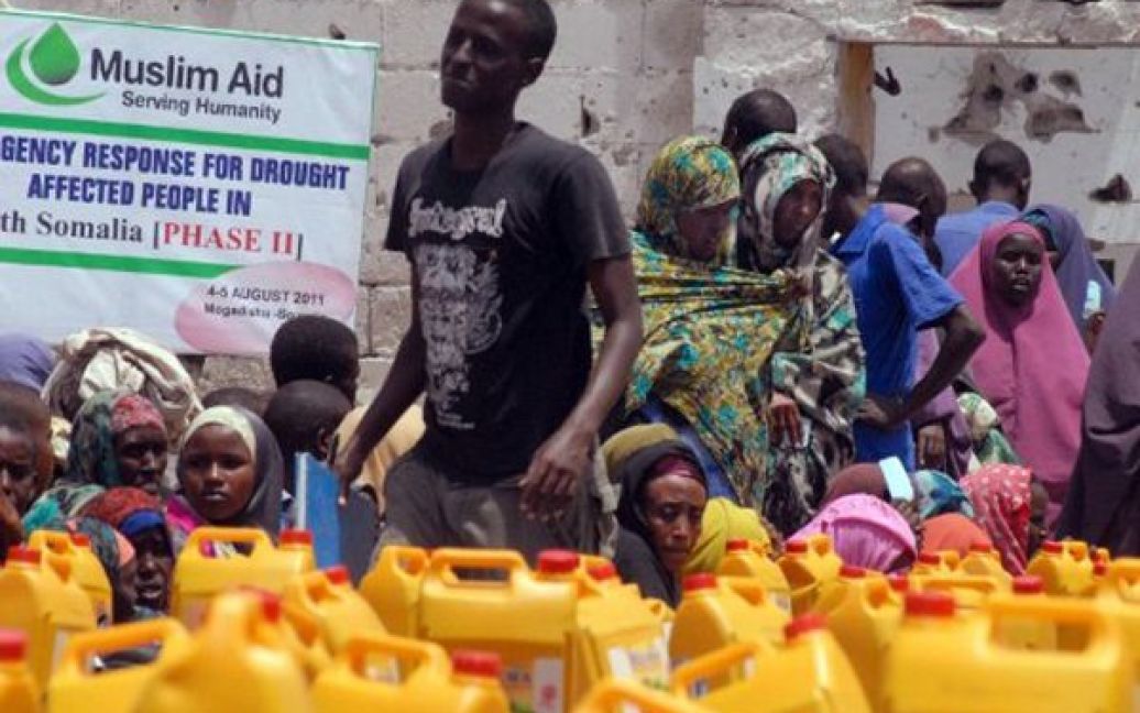Сомалі, Могадішу. Люди стоять у черзі за питною водою, яку надала організація Мусульманської допомоги, у таборі для біженців поблизу Могадішу. Сомалі та ще кілька країн Африканського рогу страждають від сильної засухи, яку ООН вже назвало "найбільшою гуманітарною кризою сьогодення". / © AFP