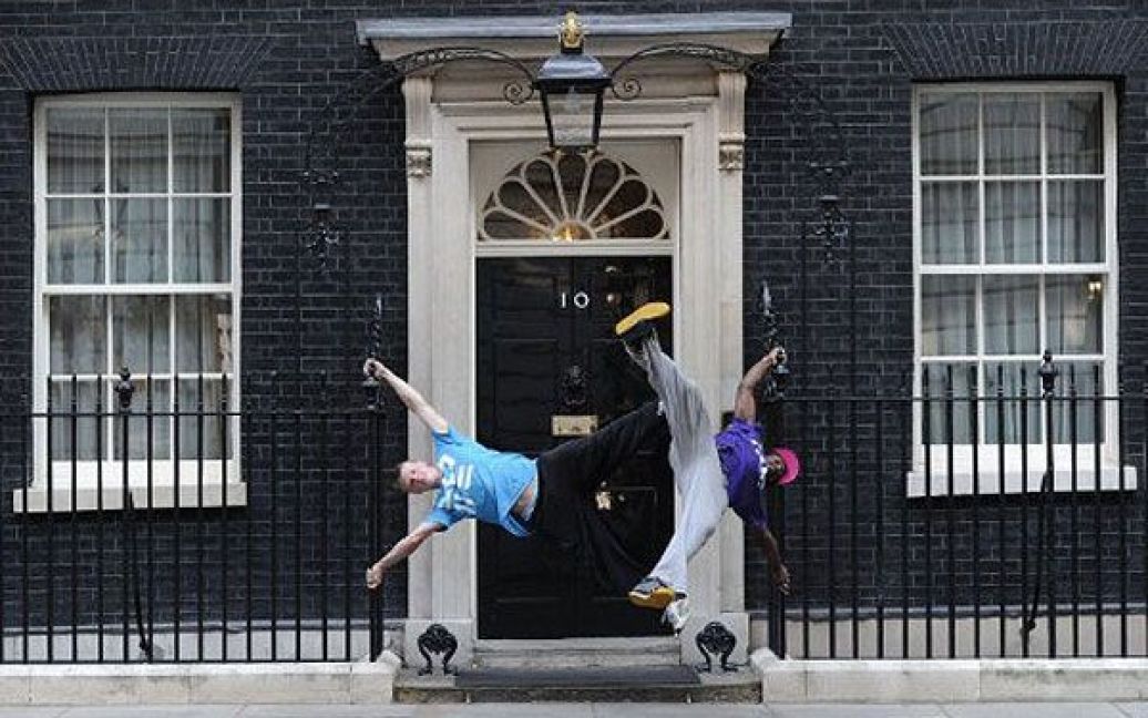 Великобританія, Лондон. Фріранери Кароль Мічта та Чіма Акензуа виконують вправи перед входом до будівлі за адресою Даунінг стріт, 10, в центрі Лондона. / © AFP