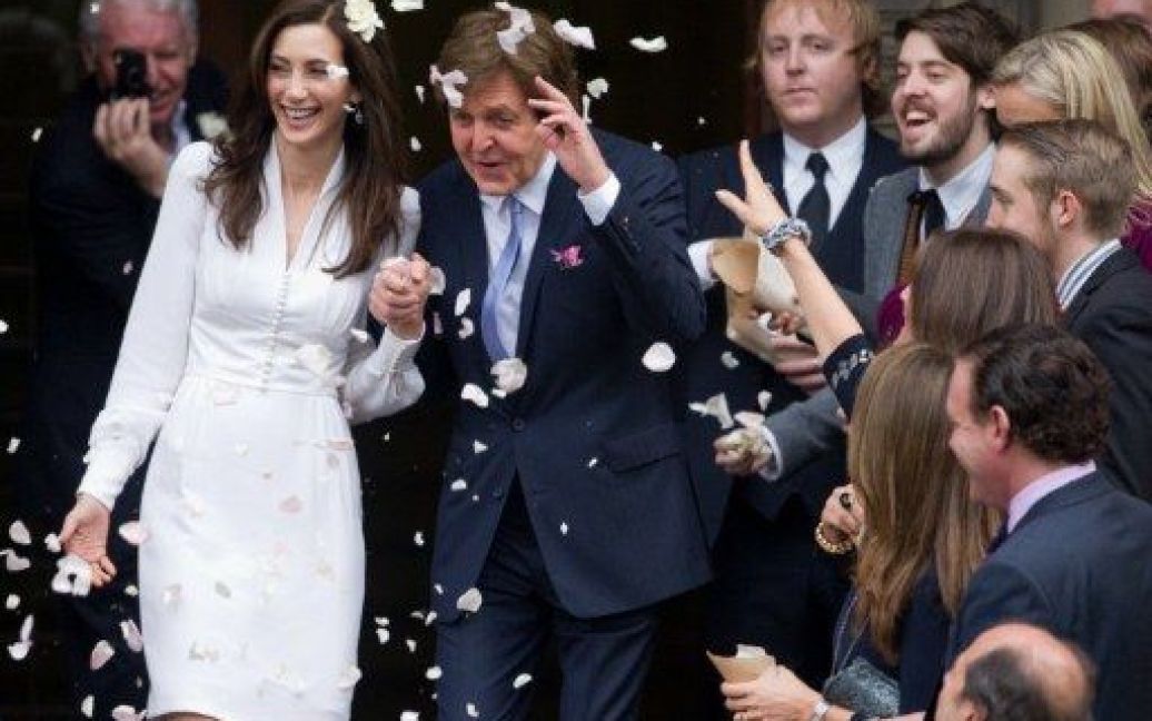 У центрі Лондона пройшла весільна церемонія легендарного учасника гурту The Beatles, сера Пола Маккартні і американки Ненсі Шевелл. / © AFP