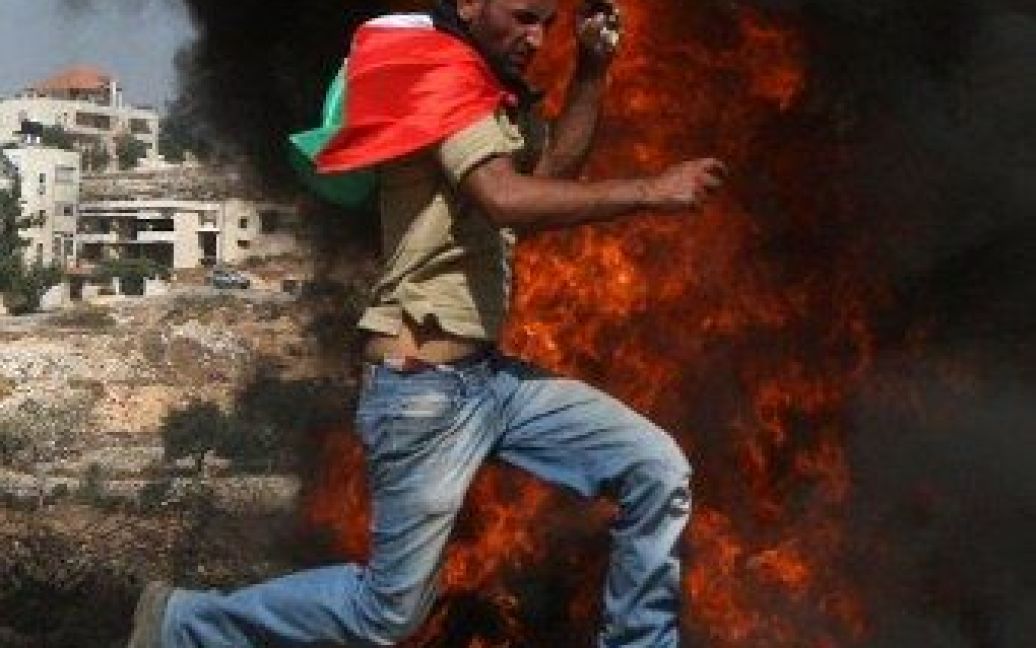 Бетунія. Палестинський демонстрант бере участь у сутичці з ізраїльськими силами безпеки після демонстрації на підтримку ув&#039;язнених біля в&#039;язниці Офер. / © AFP