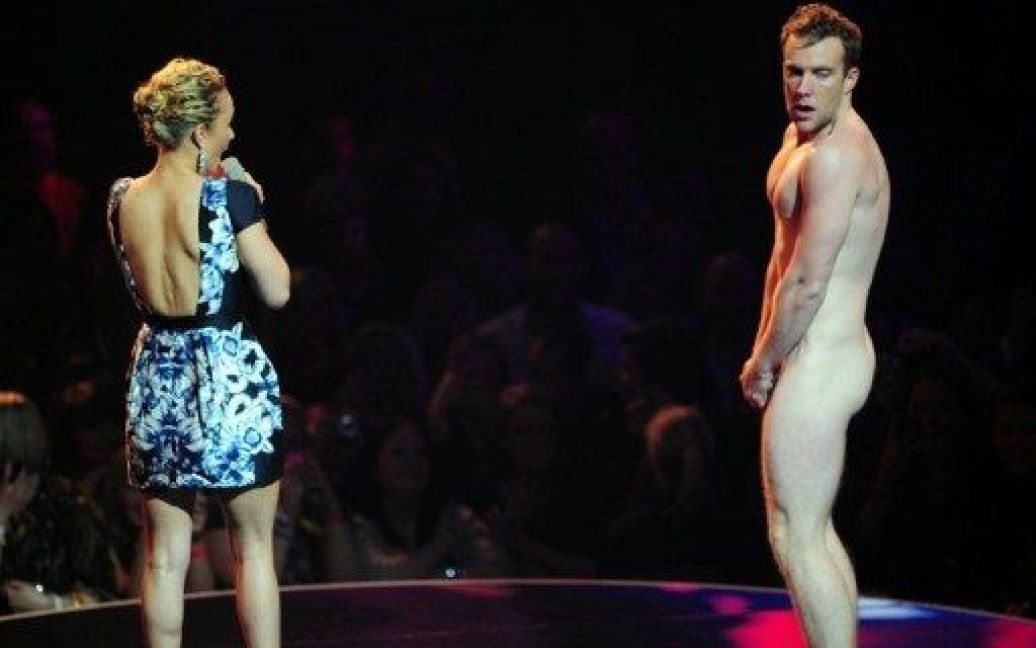 Під час церемонії MTV (EMA) на сцену вибіг голий чоловік, чим засмутив Хайден Панеттьєрі / © AFP