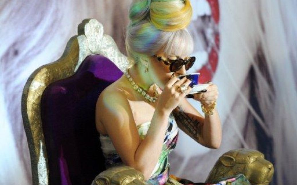 Індія, Нью-Делі. Американська поп-зірка Леді Гага провела прес-конференцію в Нью-Делі. Леді Гага виступила на проведенні перших змагань Формули-1 на Гран-прі Індії. / © AFP