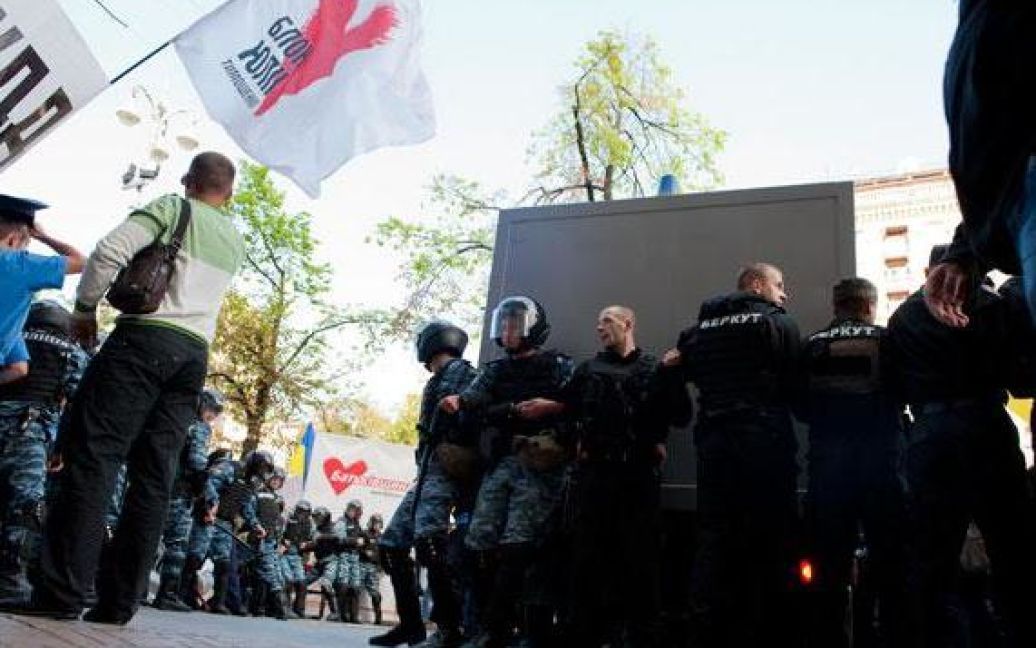 Під Печерським судом між прихильниками Тимошенко та беркутівцями виникла бійка / © Цензор.нет