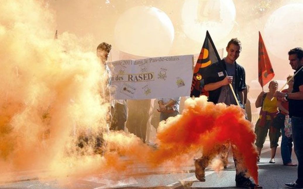 Франція, Лілль. Демонстранти запалюють димові шашки під час загальнонаціонального страйку, який влаштували вчителі на знак протесту проти погіршення умов освіти. / © AFP
