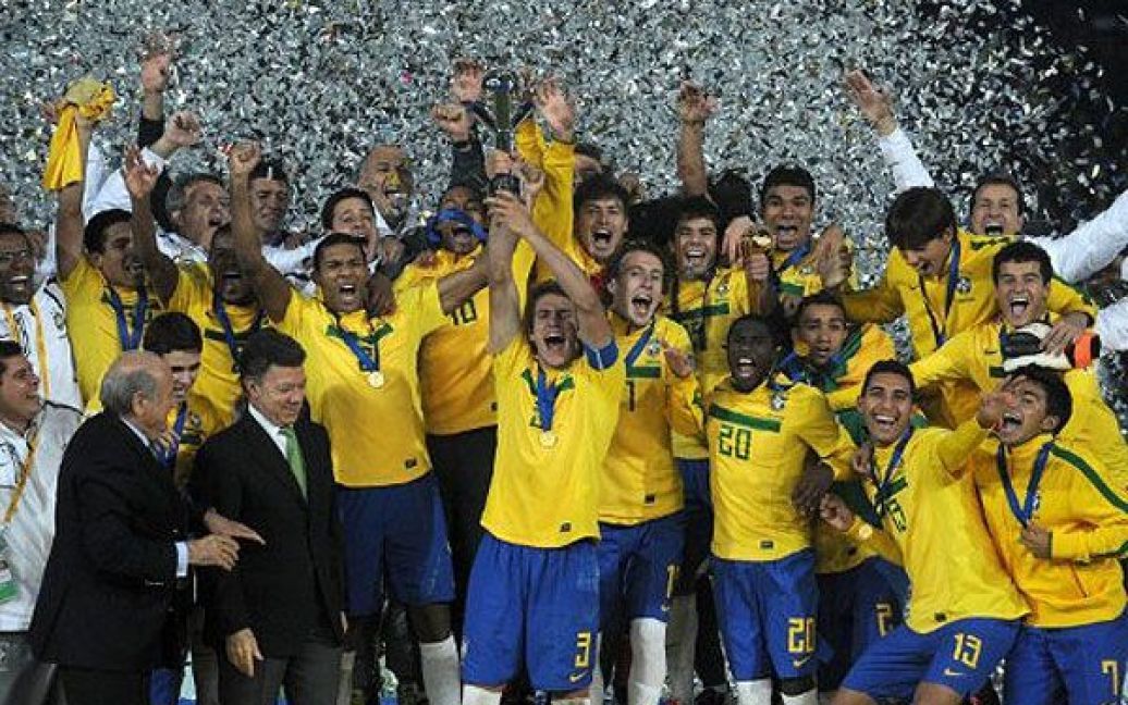Колумбія, Богота. Бразильські футболісти святкують перемогу над Португалією у фінальному матчі Кубку світу 2011 FIFA, який відбувся в Боготі. Бразилія обіграла Португалію в овертаймі з рахунком 3:2. / © AFP