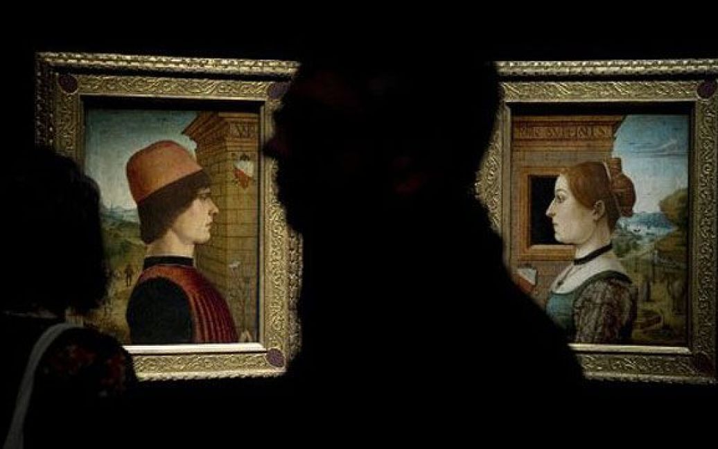 Німеччина, Берлін. Відвідувачі роздивляються роботи "Портрет чоловіка" і "Портрет жінки" на виставці "Обличчя Ренесансу &mdash; шедеври італійського портрету", яка відкрилась у берлінському музеї Боде. На виставці представлені понад 150 ключових творів італійських майстрів 15 століття. / © AFP