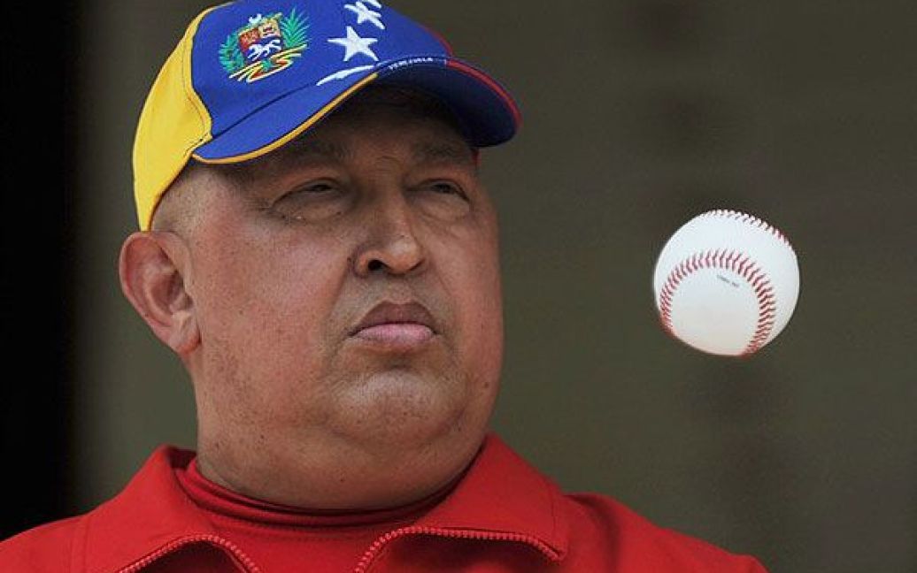 Венесуела, Каракас. Президент Венесуели Уго Чавес грає у бейсбол під час трансляції його виступу у президентському палаці "Мірафлорес". Чавес спростував повідомлення про погіршення стану його здоров&#039;я і запевнив венесуельців, що він почувається добре. / © AFP