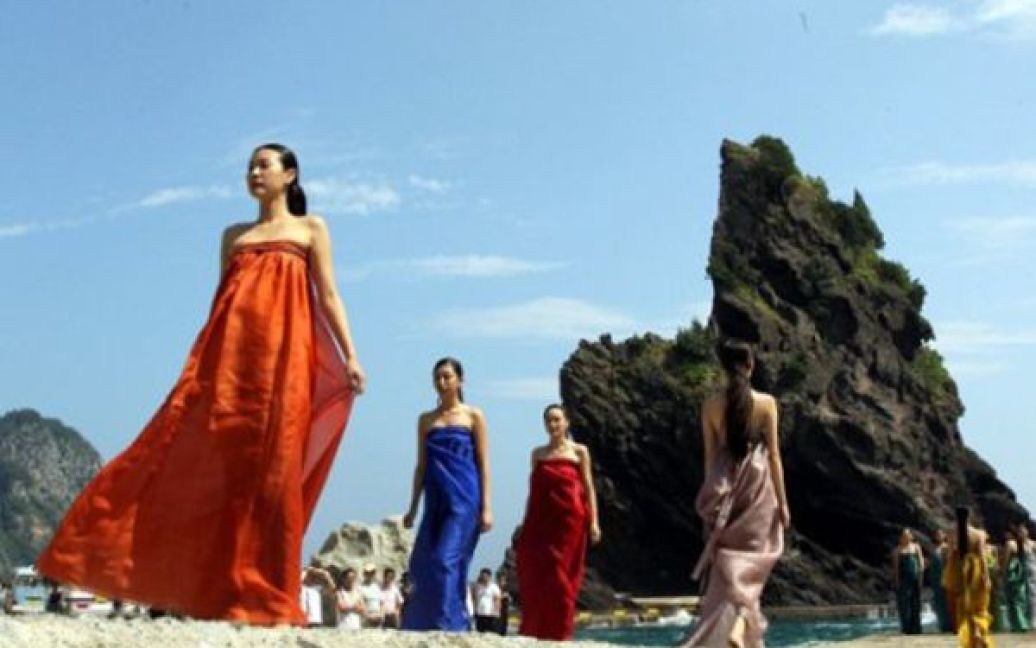 Республіка Корея, Уллин. На корейському острові Уллин відбувся показ національного корейського вбрання. Показ влаштували для того, щоб підбадьорити жителів островів Докто, на які претендує Японія. / © AFP