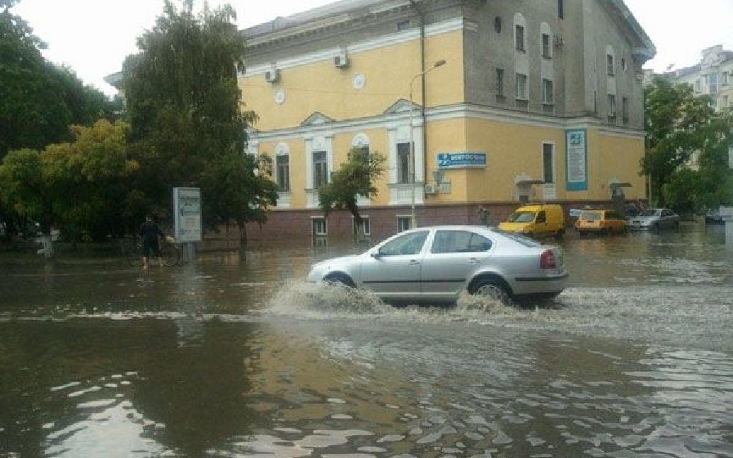 На кримьске місто Керч обрушилися дві потужні зливи з градом, а над Керченською протокою пронісся смерч. / © kerch.fm