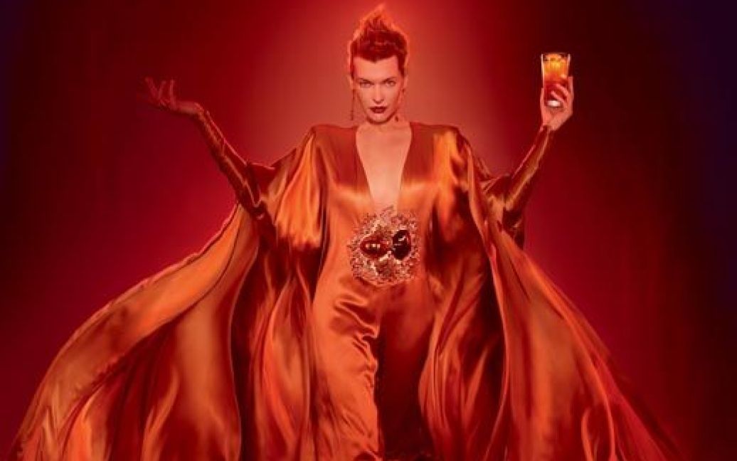 Міла Йовович стала обличчям апокаліптичного календаря Campari на 2012 рік. / © 