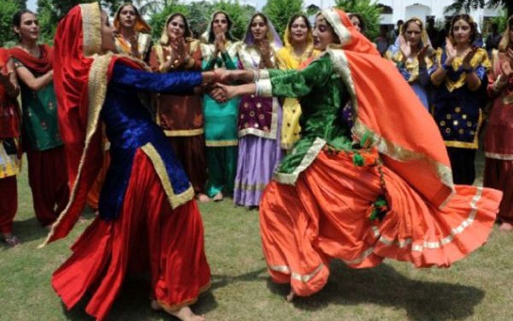 Індія, Армітсар. Студентки танцюють на честь початку свята Тіж, яке вшановує початок сезону дощів. / © AFP