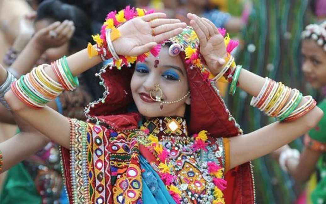 Індія, Ахмедабад. Індійська студентка виконує традиційний танець під час святкування фестивалю Навратрі в місті Ахмедабад. Навратрі, чи фестиваль танцю і світла, розпочався 28 вересня і завершиться 6 жовтня 2011 року. / © AFP