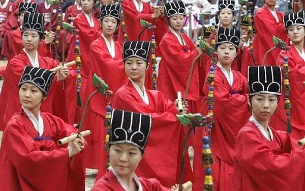 Республіка Корея, Сеул. Традиційні південнокорейські танцюристки виступають на заході "Велика конфуціанська церемонія", яку двічі на рік проводять на честь стародавнього китайського філософа Конфуція в храмі Сеула. / © AFP