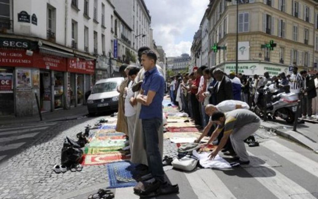 Франція, Париж. Паризькі мусульмани моляться на одній з вулиці французької столиці. Оскільки паризькі мечеті не можуть вмістити усіх бажаючих, у великі свята мусульмани моляться посеред вулиці. / © AFP
