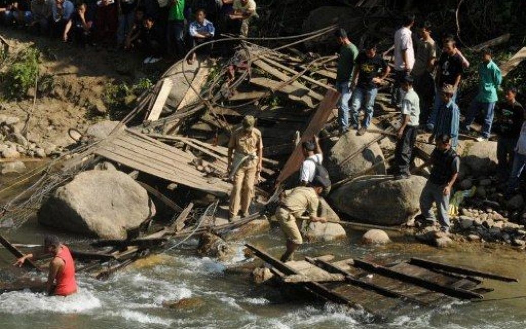 В результаті обвалення мосту під час політичного мітингу в Індії, щонайменше 34 людини загинули, більше 100 отримали поранення. / © AFP