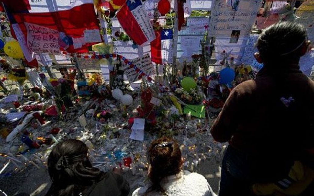 Чилі, Сантьяго. Тисячі людей прийшли вшанувати пам&rsquo;ять жертв авіакатастрофи на острові Хуан Фернандес. Влада поновила пошук тіл зниклих безвісті в результаті падіння літака чилійських ВПС, на борту якого перебувала 21 людина. Тільки чотири тіла були знайдені після аварії літака CASA 212. / © AFP