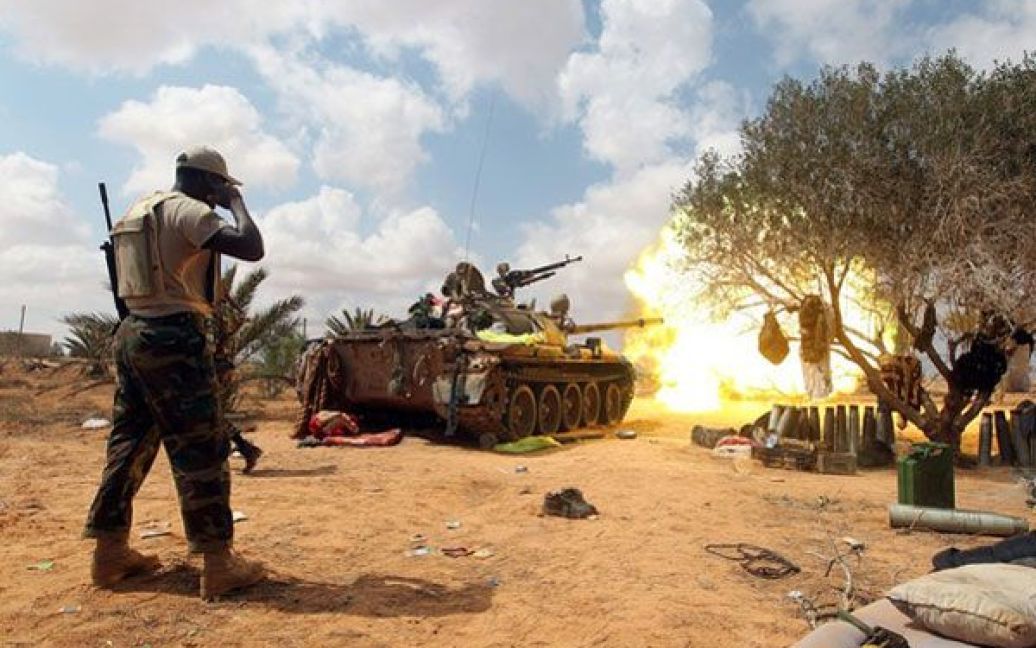 Лівійська Арабська Джамахірія, Сірт. Бійці перехідної національної ради Лівії (ПНР) стріляють з танкових гармат на околиці міста Сірт. Тривають бої між силами Каддафі та новим керівництвом Лівії. / © AFP
