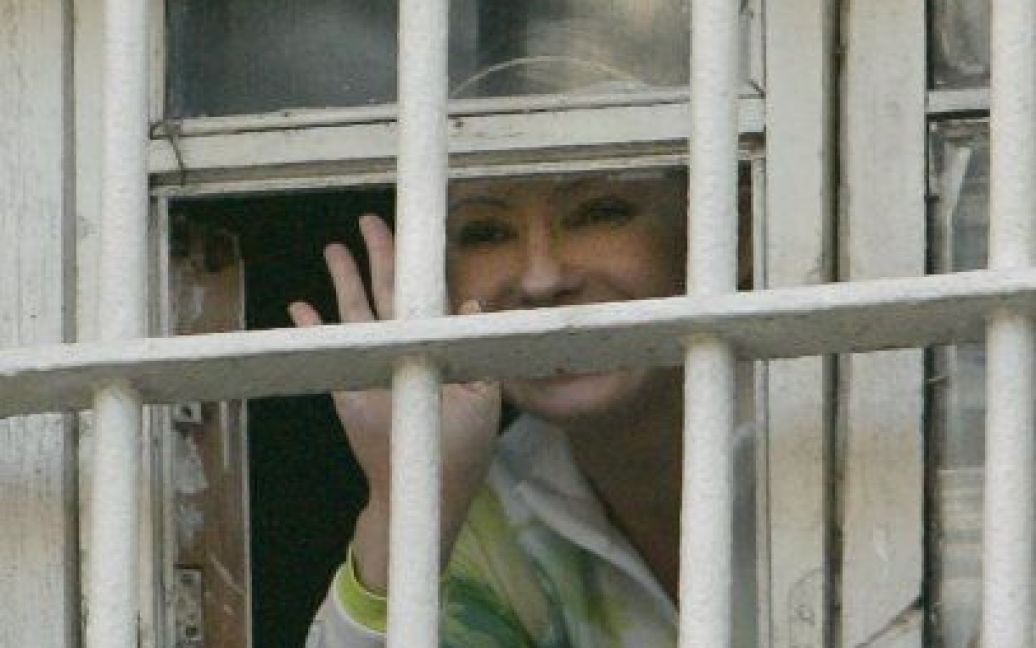 Юлія Тимошенко з-за ґрат посилала повітряні поцілунки та посміхалась / © УНІАН