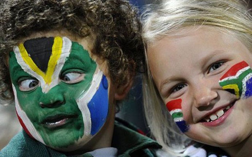 Нова Зеландія, Окленд. Юні вболівальники із пофарбованими обличчями дивляться матч Кубку світу з регбі 2011 між Намібією та Південною Африкою. / © AFP