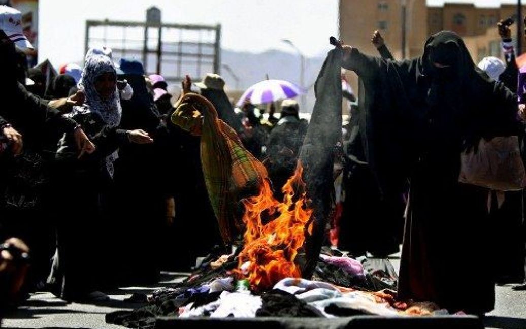 Ємен, Сана. Єменські жінки у традиційному одязі спалюють чадри під час акції протесту проти придушення силами режиму антиурядових демонстрацій. Принаймні, 19 єменських громадян і військових були вбиті під час протестів з вимогами відставки президента Алі Абдалли Салеха. / © AFP