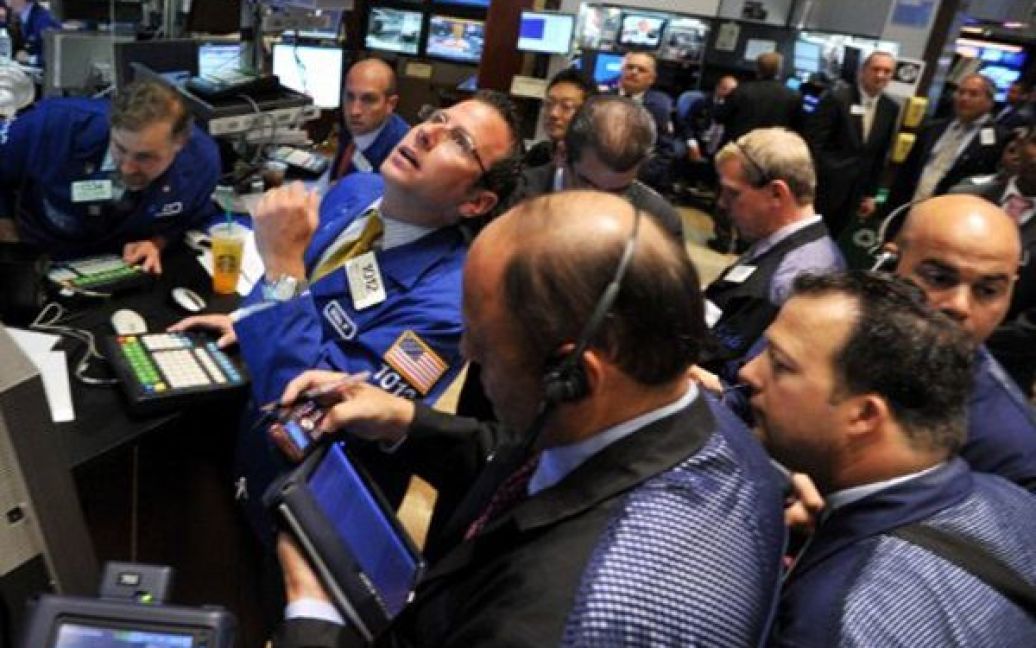 США, Нью-Йорк. Трейдери працюють у залі Нью-йоркської фондової біржі. Індекс Доу-Джонса впав на 1,55% відсоток на початок торгів у понеділок. Аналітики очікували повного падіння індексу після його краху 5 серпня. / © AFP