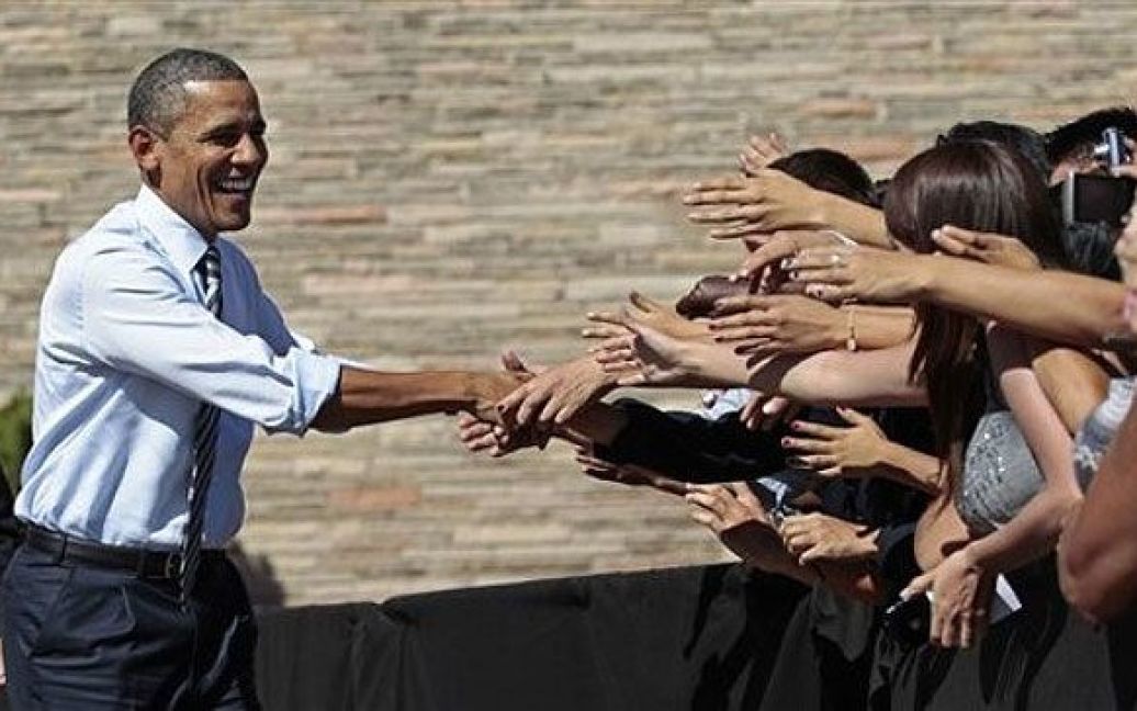 США, Денвер. Президент США Барак Обама вітає прихильників перед виступом у середній школі Авраама Лінкольна у Денвері, штат Колорадо. / © AFP