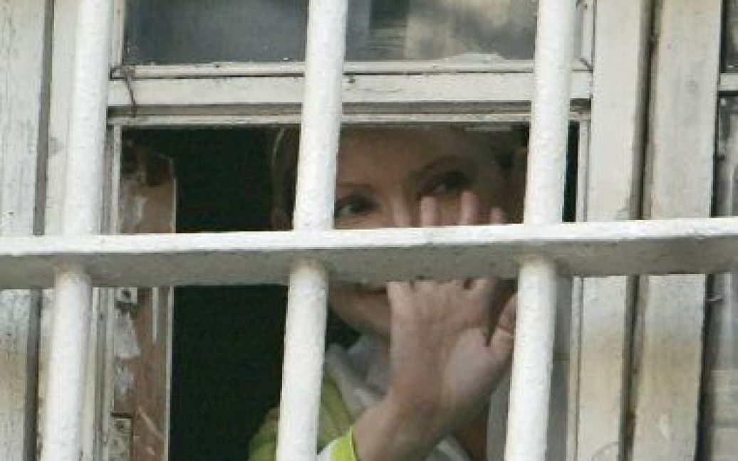 Юлія Тимошенко з-за ґрат посилала повітряні поцілунки та посміхалась / © УНІАН
