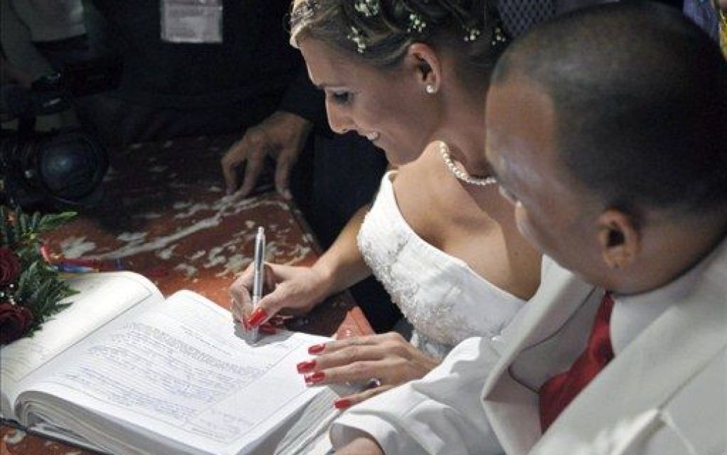 На весіллі, що пройшло в Гавані, зібралося безліч представників ЛГБТ-спільноти Куби. / © AFP