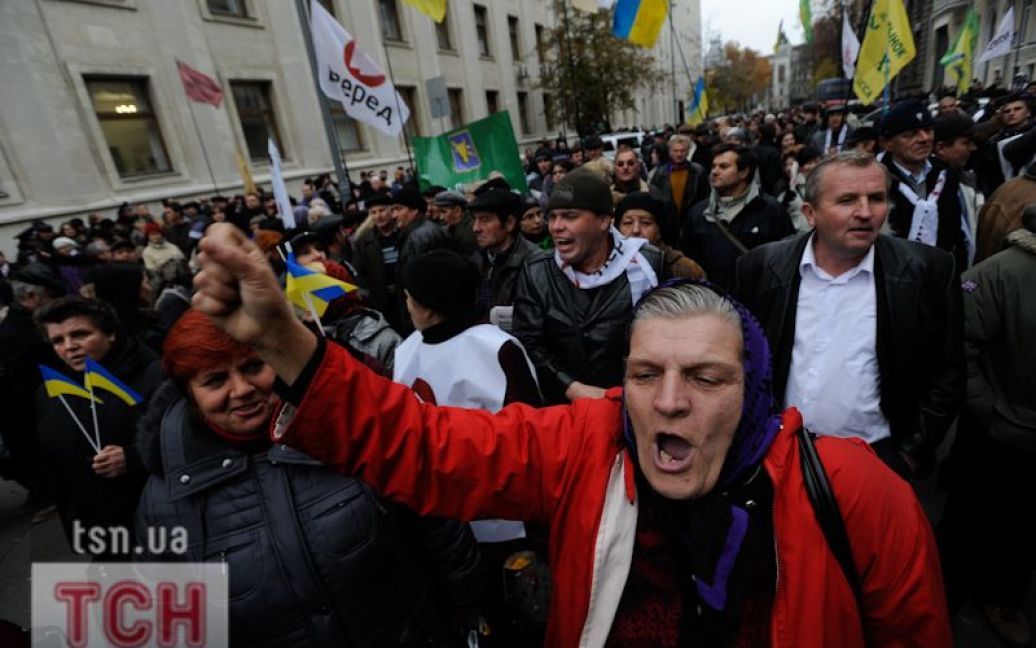 Близько 300 учасників акції протесту перед Радою рушили колоною до Адміністрації президента. / © Євген Малолєтка/ТСН.ua