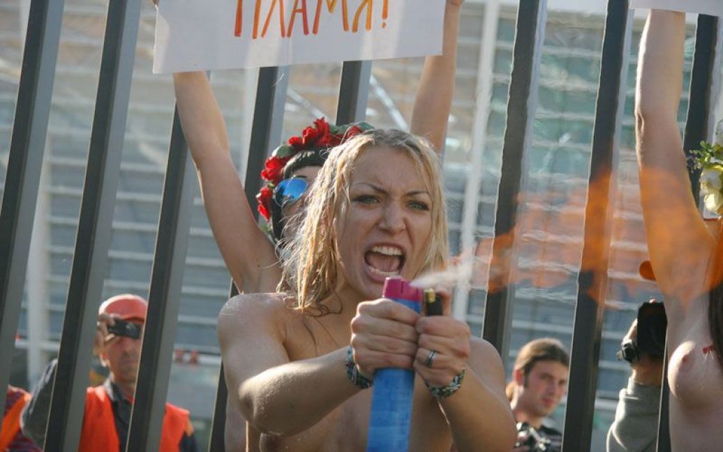 FEMENісток, які влаштували топлес-протест "Євро-угар 2012" проти перетворення України на "Бляділенд", затримала міліція. / © Жіночий рух FEMEN