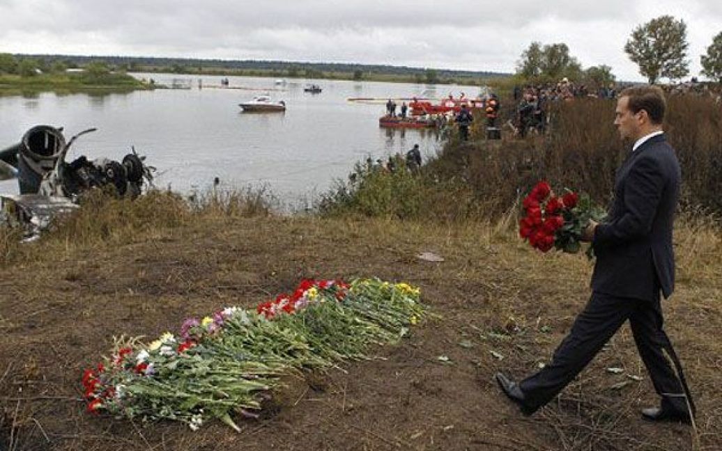 На місце падіння літака прибув президент РФ Дмитро Мєдвєдєв, який вшанував память гравців ХК "Локомотив" та поклав квіти. / © AFP