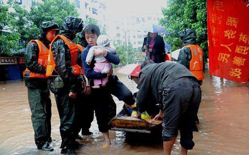 Від найсильнішої за останні півстоліття повені потерпають мешканці північного заходу Китаю. / © AFP