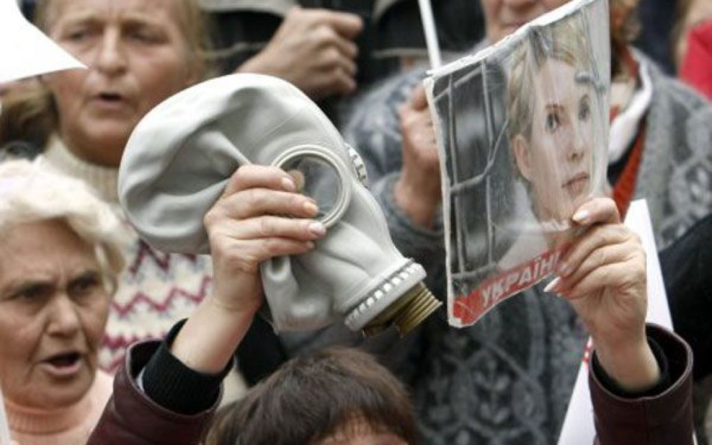Під Печерським судом прихильники Тимошенко спробували заблокувати виїзд автозаку з нею. / © УНІАН