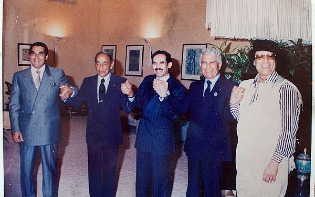Другий президент Туніса Зін ель-Абідін Бен Алі, король Марокко Хасан II, президент Мавританії Маауйя Ульд Сід Ахмед Тайя, президент Алжиру Шадлі Бенджедід та полковник Муаммар Каддафі. / © The New York Times