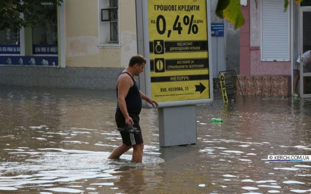 На кримьске місто Керч обрушилися дві потужні зливи з градом, а над Керченською протокою пронісся смерч. / © kerch.com.ua