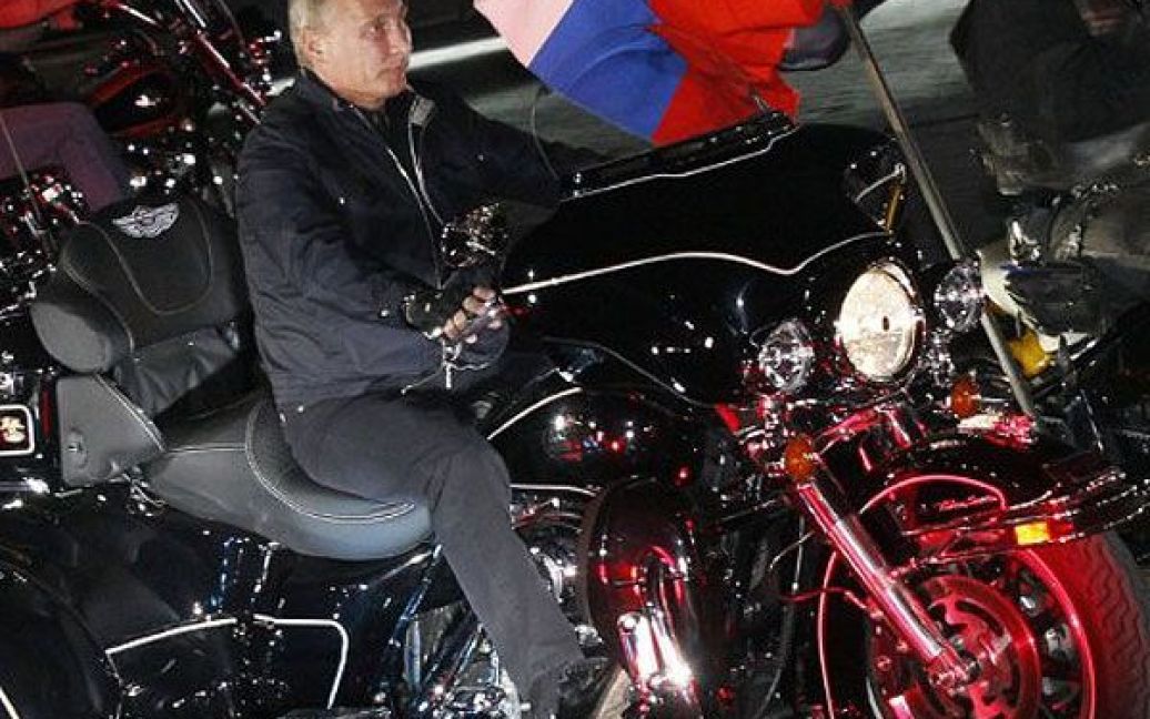 Прем&rsquo;єр-міністр РФ Володимир Путін взяв участь у байк-шоу, яке організував в Новоросійську мотоклуб "Нічні вовки" з нагоди 68-ої річниці звільнення міста від фашистських загарбників. / © AFP