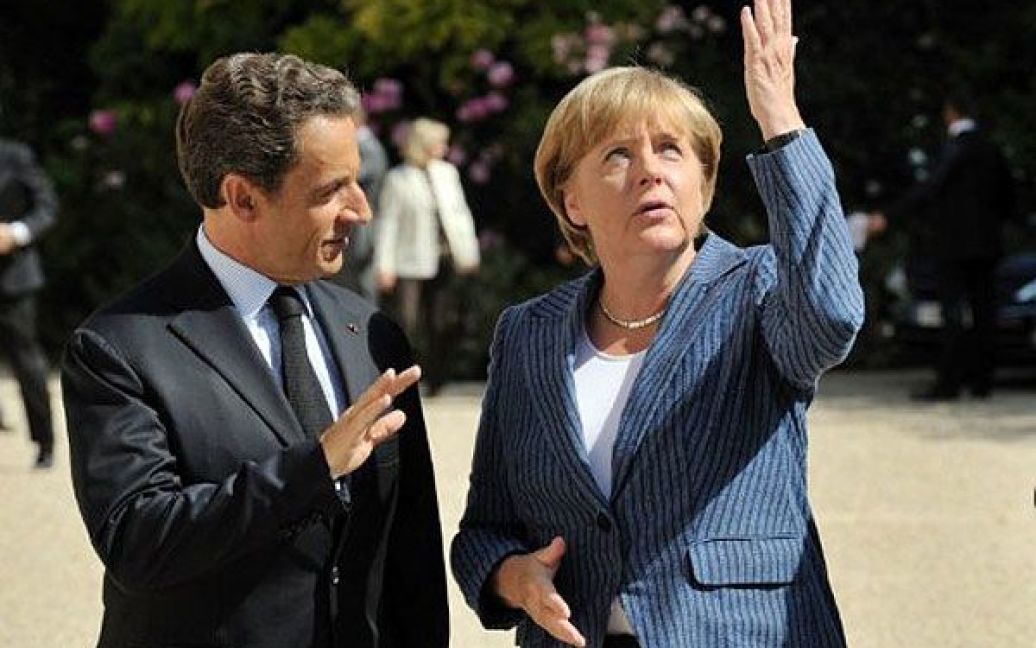 Франція, Париж. Президент Франції Ніколя Саркозі вітає федерального канцлера Німеччини Ангелу Меркель перед зустріччю з питань боргової кризи в Європі, що відбулась в Єлисейському президентському палаці в Парижі. / © AFP