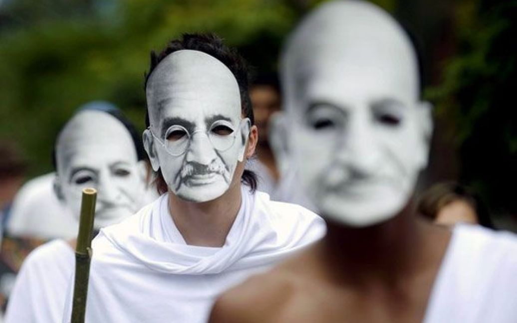 Колумбія, Медельїн. Члени фонду Махатми Ганді, одягнені у маски та одяг подібний до Ганді, провели Марш ненасильства в Медельїні. / © AFP