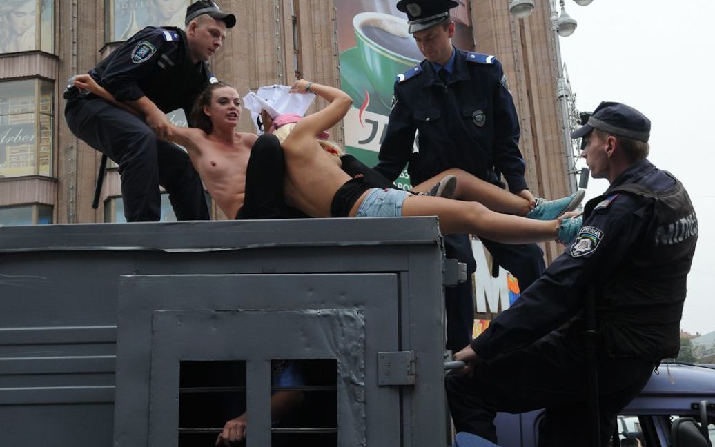 Співробітники міліції знімають активісток FEMEN з даху автозака. / © Артур Бондарь/ТСН.ua