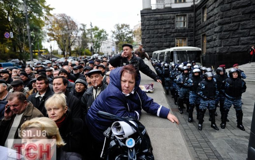 Близько 700 представників чорнобильських організацій провели акцію протесту під стінами Кабміну. / © Євген Малолєтка/ТСН.ua