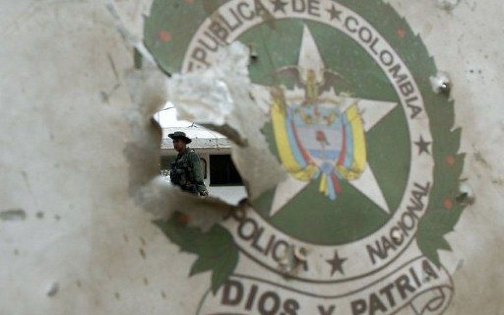 Колумбія, Пьєндамо. Одна людина загинула, двоє отримали поранення, 18 будинків було пошкоджено і три будівлі знищено в результаті нападу, ймовірно, партизан Революційних збройних сил Колумбії (FARC), лідер яких Альфонсо Кано загинув кілька днів тому. / © AFP